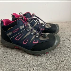 Girls Keen Hiking Shoes - EUC